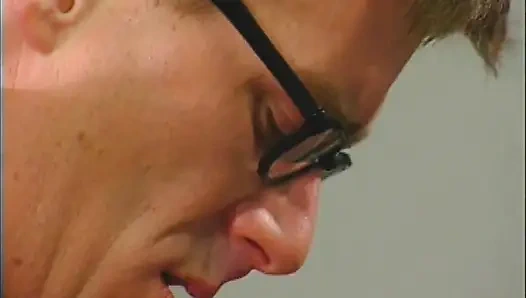 Üçlü seks - iki sarışın kız kardeş ofiste büyük bir yarağı paylaşıyor