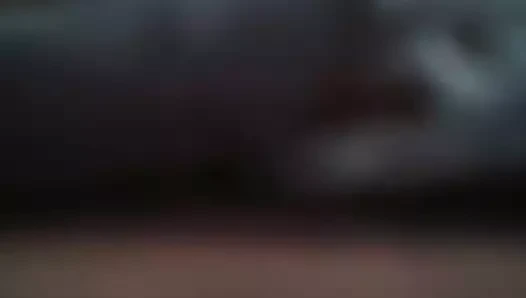 Hintli yenge yüksek sesle inlerken içindeki derin kulaklık kullanıyor