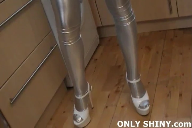 Тугие трусики из ПВХ делают мою киску такой мокрой