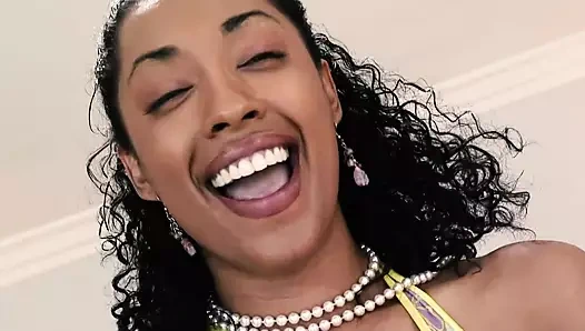 Donna Red aşıklarının büyük beyaz yarağını yiyor ve dölünü yutuyor