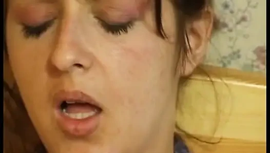 Klas Alman bebek amcığıyla oynuyor