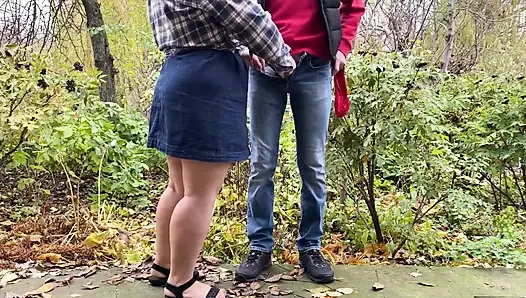 Olgun üvey anne üvey oğlunun dikkatini çekiyor