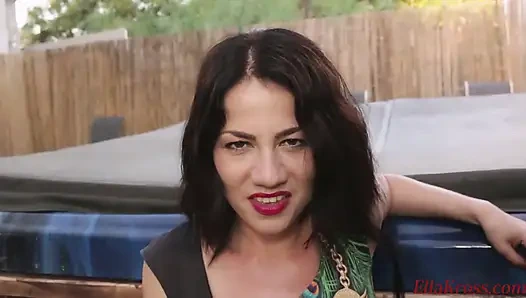 Sen benim tuvalet kölemsin, bu yüzden beni yala!