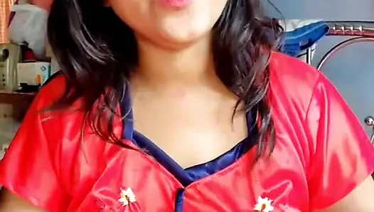 Hintli yenge üvey kız kardeş ve üvey erkek kardeş sert sert sikiş domaltarak sikişiyor