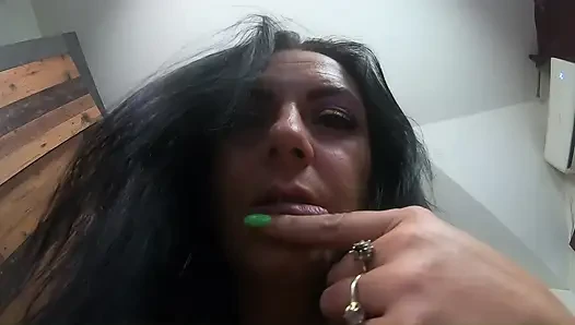 Romantik yatak azdırma bakış açısı - yavaş tutkunun hayalini kuran yalnız orta yaşlı seksi kadın