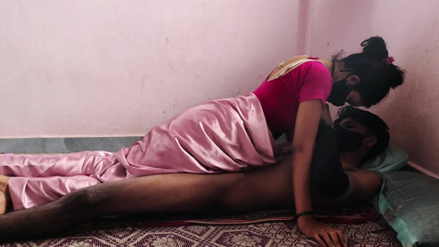 Hintli üvey anne üvey oğluyla sikişiyor