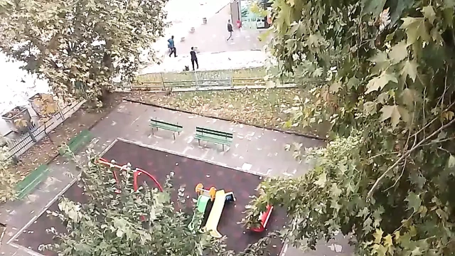 Kahverengi elbisenin altında seksi büyük memeler