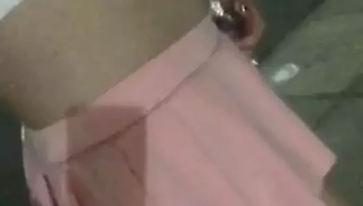 Geceleri şehirde yürüyen mini etekli korkak fahişe
