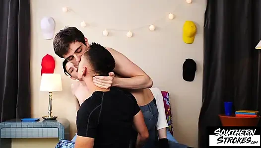 Southernstrokes Justin Stone ve Marcus Tresor kereste hasatı ile ateşli üçlü seks yapıyor