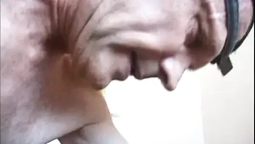 Azgın orta yaşlı seksi kadın benzin istasyonunda tavlanıyor genişliyor