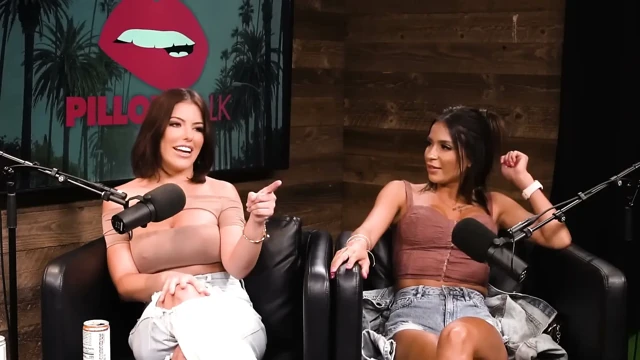 Dünyanın 1 numaralı porno yıldızı Adriana Chechik hayranlarıyla sikişiyor
