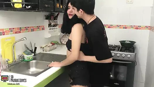 Üvey kız kardeşim mutfaktayken beni azdırıyor - bölüm 1 - İspanyolca porno