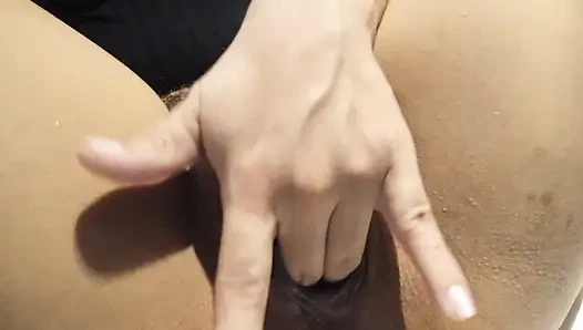 Ateşli latin kadın gelene kadar mastürbasyon yapıyor