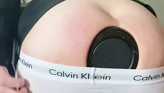 Sonunda bir gün sonra 4.5 inçlik fişi dışarı itiyor