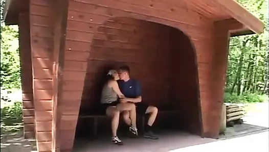 Açık havada sikişmeye izin verilmiyor ama ben bir sapığım ve açık havada sakso çekmeyi seviyorum vol 2