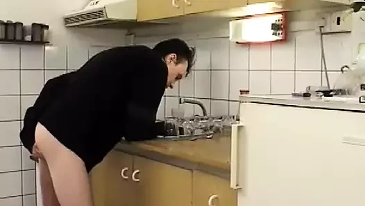 Mutfakta üçlü grup sekste büyük bir yarağı seviyorum