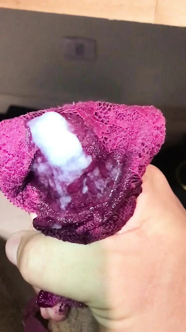 Evli kadın ıslak külotla eve geldi çok iyi kokuyor, duş alırken o külotu kremlemem gerekiyor