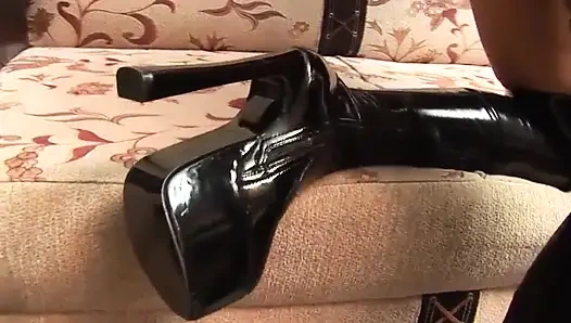 Sevimli sarışın dildosuyla sert mastürbasyon yapıyor