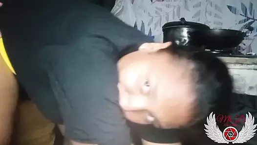 Kayınvalidem banyo yaparken mutfakta sikişiyor