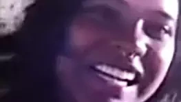 Burun halkası ve sarı gömlek yüz ile kız