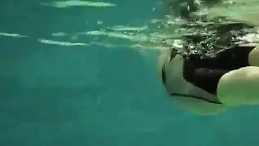 Su altında sik emmek gibisi olmadığını düşünüyor.