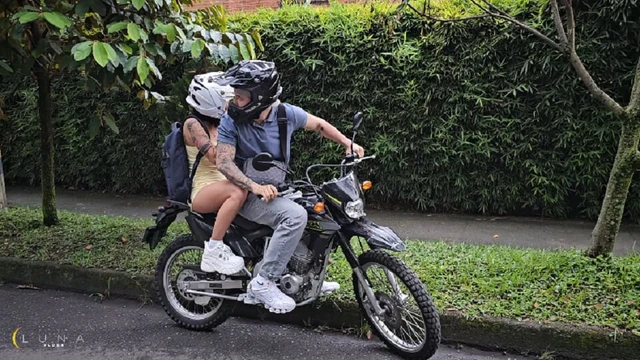 Девственница пропускает класс, чтобы трахнуться в первый раз - Luna Vitaler и Danner Mendez.