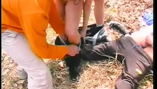 Ateşli hatun ormanda yarak emdikten sonra amına ağda yaptırıyor, sonra dölleniyor