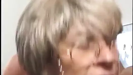 Azgın nine grup seksle nasıl baş edileceğini çok iyi biliyor