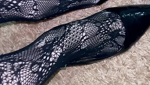 Seksi çoraplı ve topuklu ayakkabılarla bacaklarımla oynuyorum