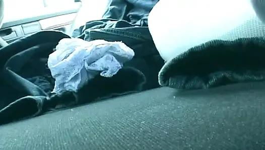 Sarışın amatör sert parmaklanıyorken işiyor