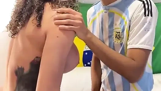 Arjantin'e gittim ve sonunda kocaman bir penisi olan Arjantinli bir erkekle sıcak seks yaptım.