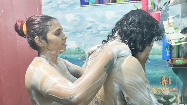 Banyo romantizmi ve elle muamele ans penis götünü ovuyor