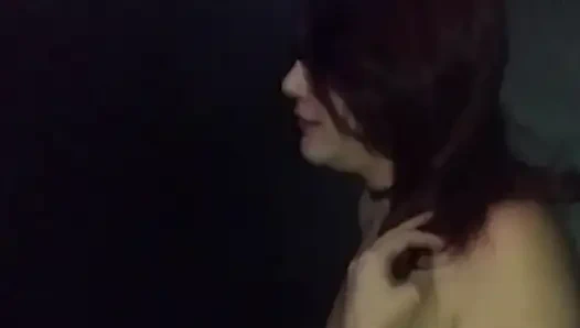 Beyaz evli kadın emiyor ve zenci yabancı büyük zenci yarağını sikiyor