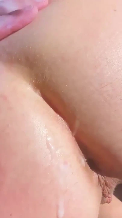 "Arabada anal takastan muhteşem bir an. Orta yaşlı seksi kadın uzaklara ve bedavaya gidiyor"