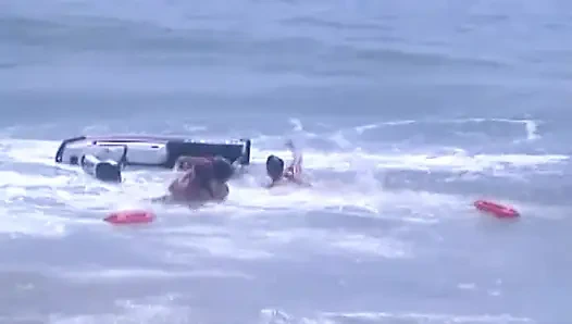 Yaşlı domuzun derin zevki için çifte ateşli orta yaşlı seksi kadınlar