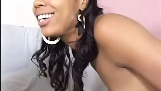 Birkaç güzel siyah lezbiyen kız dildos ile oynuyor