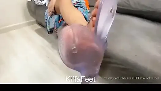 Kirli ayakları var ve orgazmını reddedecek