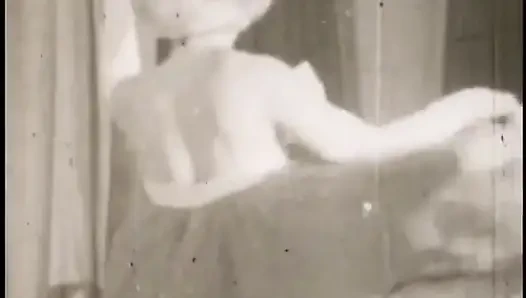Ateşli klasik orta yaşlı seksi kadınlar şehvetli soyunuyor