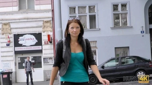 Hunt4k. güzel doğal göğüsleri ile sevimli genç bebek av yapar