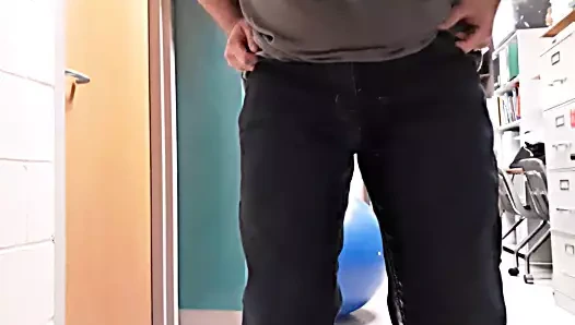 İş yerinde banyoyu beklerken kendine işeyen adam