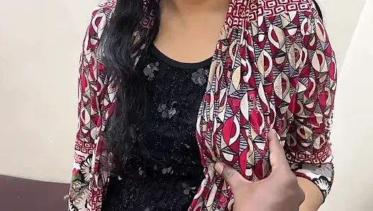 UNE BHABHI DESI INDIENNE POUR LA PREMIÈRE FOIS AVEC SON VOISIN