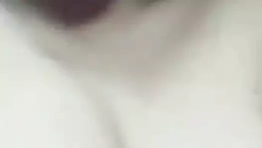 Hint kız kedi parmaklıyor.