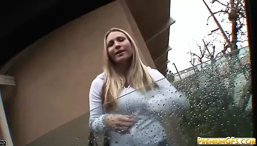 Sarışın bebek Harmony Rose boşalmak için büyük bir yarağa biniyor