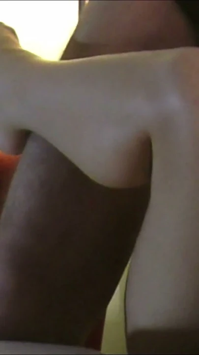 Bir otel odasındaki en sıcak esmer sekreterin inanılmaz derecede seksi ve sıcak handjob, el işlerine aldırmadan precum cum sağma için | Klip 1