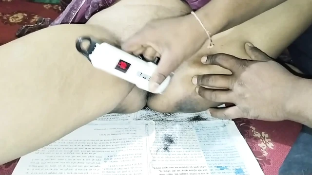 Невестка почистила киску, подстригая волосы машинкой