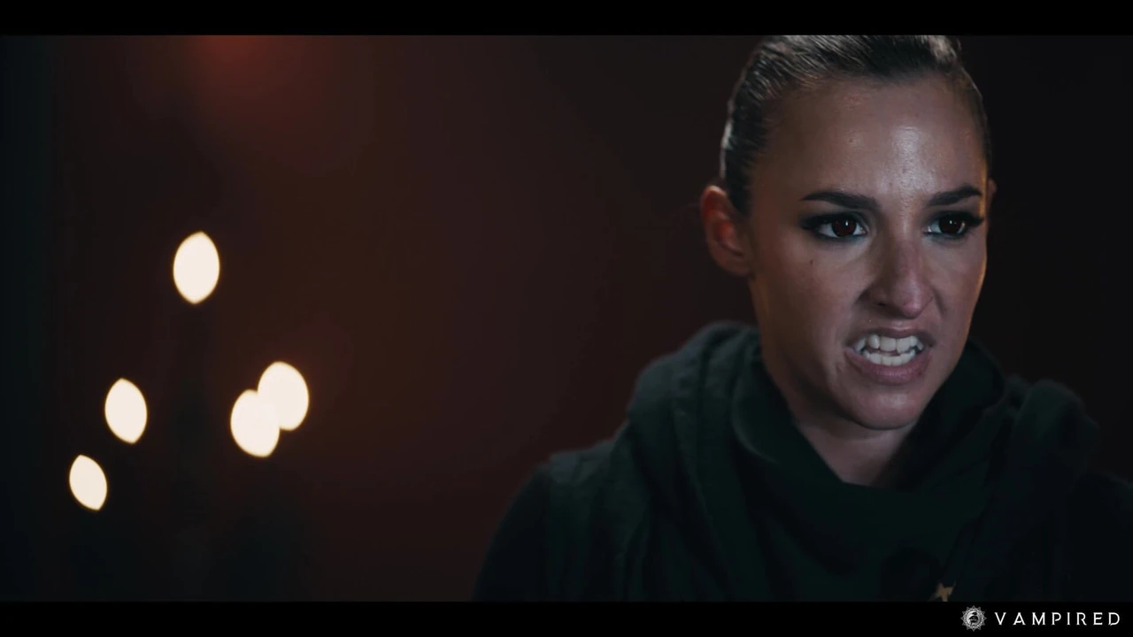 Dominant lezbiyen vampir seksi - dominatrix amirah 18 yaşındaki sevimli genç matty mila'yı avlıyor