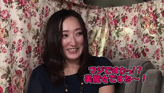 A121B10 The moans of a beautiful witch echo inside the car! The bright red lingerie of a 45-year-old celebrity wife living in Odaiba!