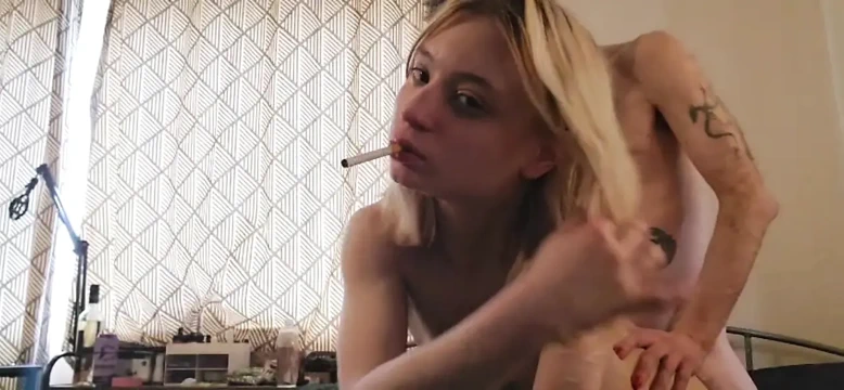 Sevimli Sarışın Sigara Içiyor Arkadan Sikiliyor. Amateur Porn