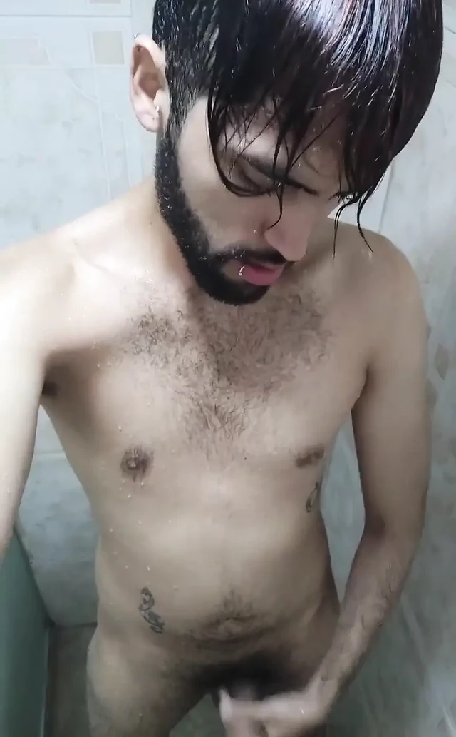 Yine duşta mastürbasyon yapıyor