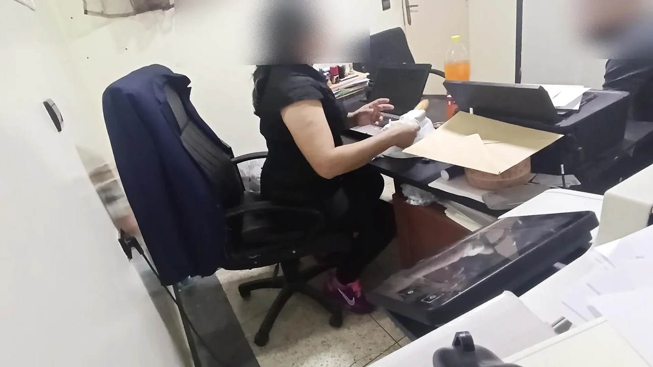 İş ofisimde bir eve teslimat hizmeti sipariş ettim ve kurye adam beni o kadar sert yakaladı ki masam kırıldı